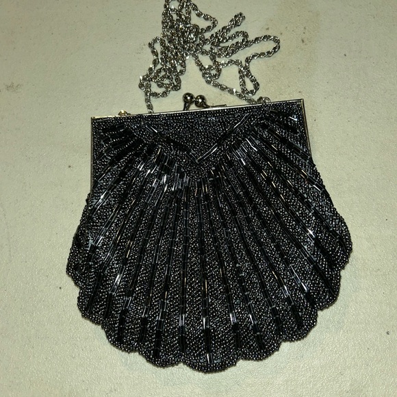 Signature Studio Handbags - Black shell shaped clutch  with chain strap.